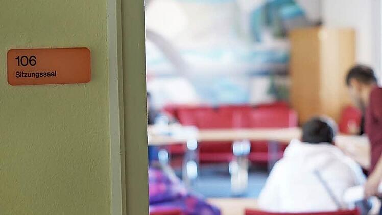 Der Sitzungssaal in der Landratsamt-Dienststelle in Höchstadt hat auch schon als Notlösung zweckentfremdet werden müssen. Hier warteten Flüchtlinge darauf, in die neuen Unterkünfte gebracht zu werden. Foto: Sarah Dann