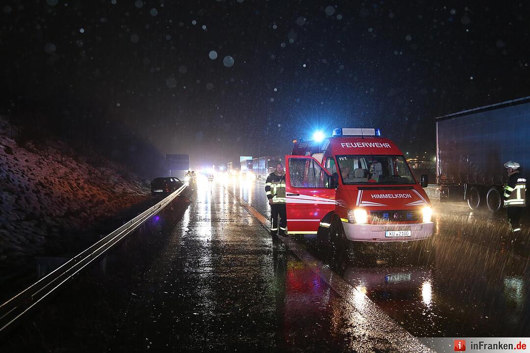 Drei Autos kollidieren auf der A9 - Ein lebensgefaehrlich Verletzter