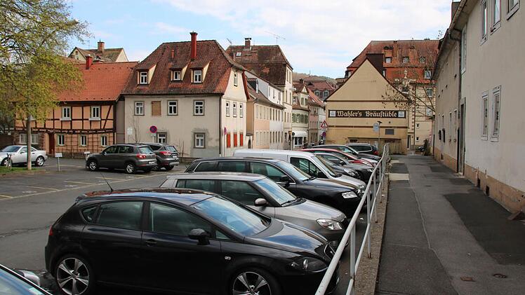 Die Stellplätze in der Bräugasse sollen verbreitert werden, auch mit der Gefahr, dass öffentliche Plätze wegfallen. Fotos: Ralf Ruppert