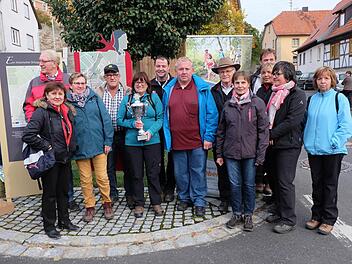 Ein Teil des Siegerteams aus Seubrigshausen/Thundorf mit dem Wanderpokal. Der Gruppe geh&ouml;rten 40 Teilnehmer an.  Foto: Philipp Bauernschubert