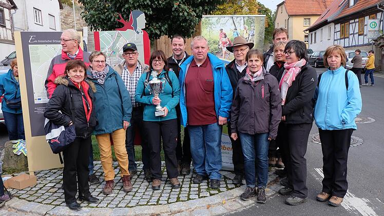 Ein Teil des Siegerteams aus Seubrigshausen/Thundorf mit dem Wanderpokal. Der Gruppe geh&ouml;rten 40 Teilnehmer an.  Foto: Philipp Bauernschubert