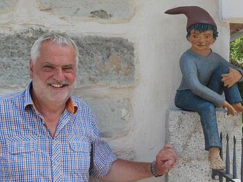 Karl Baum mit dem Maskottchen der Gruppe Foto: Johanna Blum
