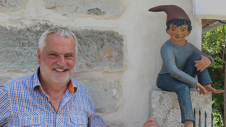 Karl Baum mit dem Maskottchen der Gruppe Foto: Johanna Blum