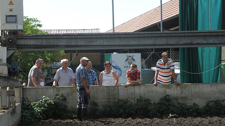 Die Gemeinderäte nehmen hier die Schlammtrocknung und die Tomatenpflanzen in Augenschein. Foto: Günther Geiling