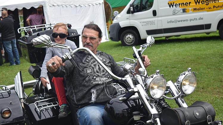 Nur noch kurz die Brille aufsetzen und dann kann's schon losgehen: Luis, sechs Jahre alt, fährt mit Thomas Steinert eine Runde auf dem Trike. Foto: Daniela Pondelicek