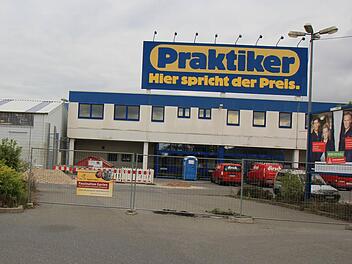 Der ehemalige Praktikermarkt in Herzogenaurach steht leer.  Immer wieder wird  im Stadtrat die Frage nach der Zukunft gestellt.Richard Sänger (Archiv)
