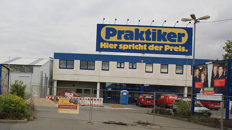 Der ehemalige Praktikermarkt in Herzogenaurach steht leer.  Immer wieder wird  im Stadtrat die Frage nach der Zukunft gestellt.Richard Sänger (Archiv)