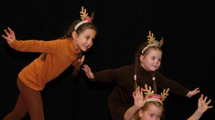 Viel Spa&szlig; bei ihrem Auftritt hatten auch die jungen Athletinnen des M&auml;dchenturnens als rotnasige Rentiere.Mario Deller