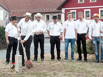 Am Freitagabend wird traditionell die Kirchweih ausgegraben. Foto: Gemeinde Marktrodach