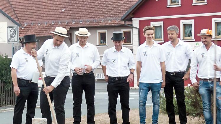Am Freitagabend wird traditionell die Kirchweih ausgegraben. Foto: Gemeinde Marktrodach