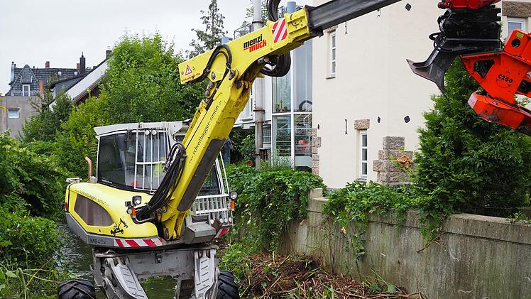 Ein Schreitbagger ist in der Röden unterwegs.