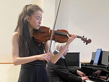 Violinistin Alisa Gartner und Uwe Brand am Flügel.