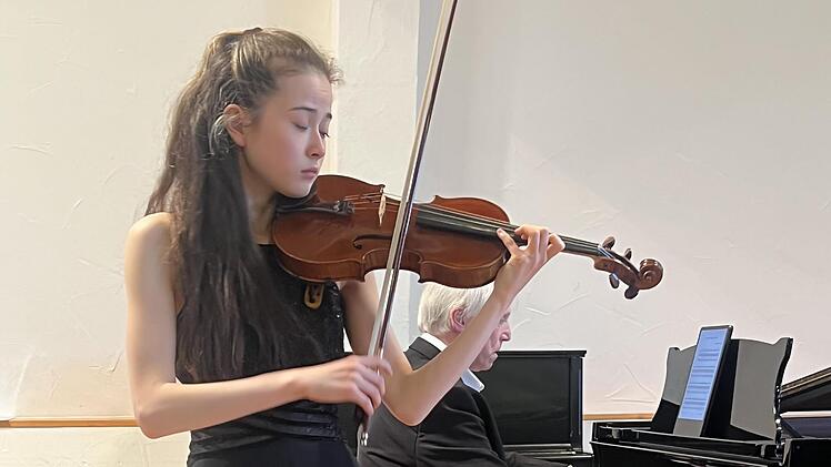 Violinistin Alisa Gartner und Uwe Brand am Flügel.