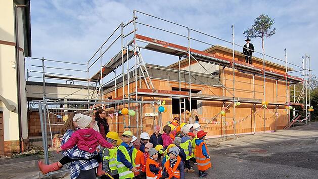 Richtfest f&uuml;r den Anbau an den Kindergarten in Poppenroth. Die Buben und M&auml;dchen feierten t&uuml;chtig mit.