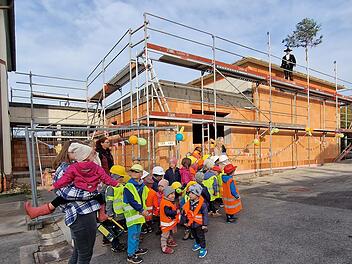 Richtfest für den Anbau an den Kindergarten in Poppenroth. Die Buben und Mädchen feierten tüchtig mit.