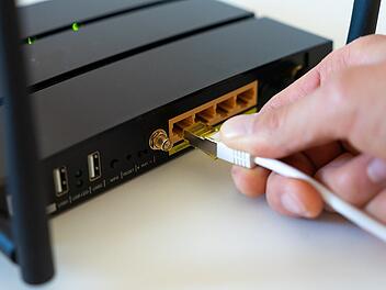 WLAN-Router mit Kabel