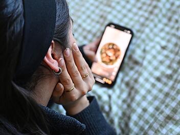Jugendliche mit Smartphone
