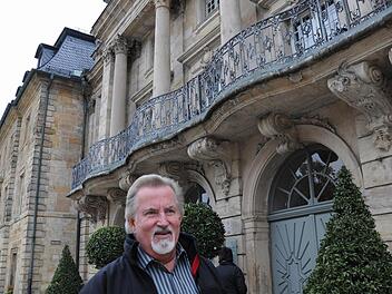 An das Opernhaus schließt linksseitig das Redoutenhaus an. Im Erdgeschoss befindet sich das Operncafé. Die beiden oberen Stockwerke stehen leer. MdL Walter Nadler regt hier die Einrichtung  eines Welterbe-Infozentrums an. Foto: Munzert