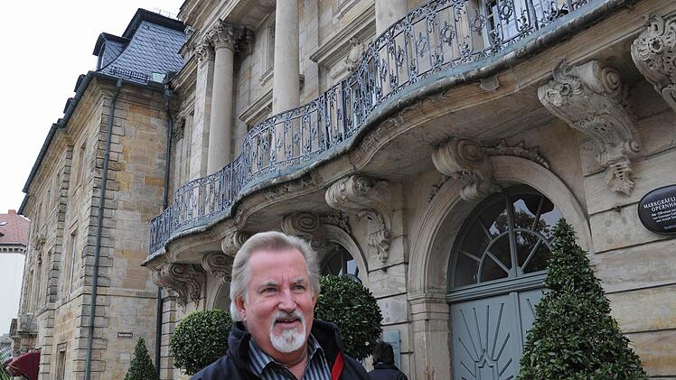 An das Opernhaus schließt linksseitig das Redoutenhaus an. Im Erdgeschoss befindet sich das Operncafé. Die beiden oberen Stockwerke stehen leer. MdL Walter Nadler regt hier die Einrichtung  eines Welterbe-Infozentrums an. Foto: Munzert