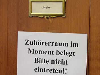 Zum Teil mit dem Zug angereist: Viele Prozessbeobachter aus Rentweinsdorf, Junkersdorf, Ebern und auch Albersdorf waren zur Berufungsverhandlung ins Bamberger Landgericht gekommen, weswegen Platzkarten verteilt werden mussten und Nachzügler gar nicht mehr eingelassen wurden. Foto: Ralf Kestel