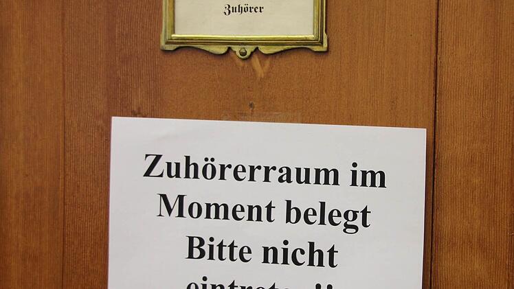 Zum Teil mit dem Zug angereist: Viele Prozessbeobachter aus Rentweinsdorf, Junkersdorf, Ebern und auch Albersdorf waren zur Berufungsverhandlung ins Bamberger Landgericht gekommen, weswegen Platzkarten verteilt werden mussten und Nachzügler gar nicht mehr eingelassen wurden. Foto: Ralf Kestel