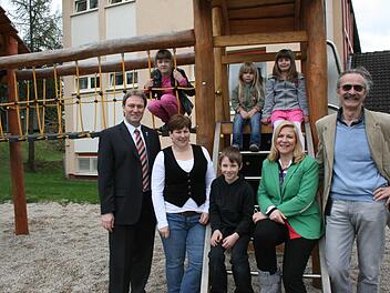 Sie sind überzeugt, dass das Geld ist gut angelegt. Mit im Bild (von links): Bürgermeister Klaus Löffler, Elternbeiratsvorsitzende Diana Stein, Angela Wiegand und der Initiator des Bewegungsgarten, Wolfram Roppelt.  Foto: Veronika Schadeck