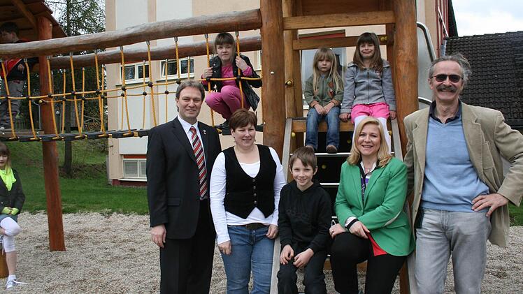 Sie sind überzeugt, dass das Geld ist gut angelegt. Mit im Bild (von links): Bürgermeister Klaus Löffler, Elternbeiratsvorsitzende Diana Stein, Angela Wiegand und der Initiator des Bewegungsgarten, Wolfram Roppelt.  Foto: Veronika Schadeck