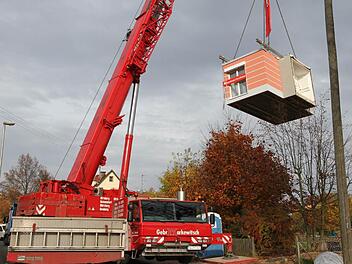 Der Anbau der Sparkassen-Geschäftsstelle, ein so genannter Modulbau, schwebt ein. Fotos: Erlwein
