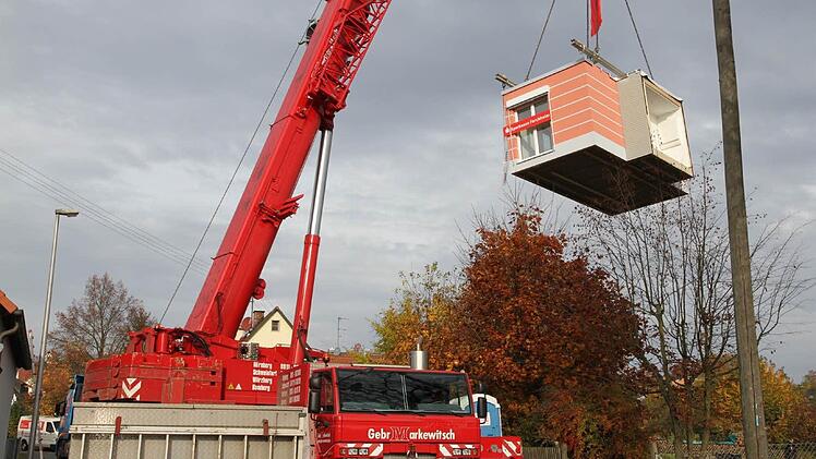 Der Anbau der Sparkassen-Geschäftsstelle, ein so genannter Modulbau, schwebt ein. Fotos: Erlwein