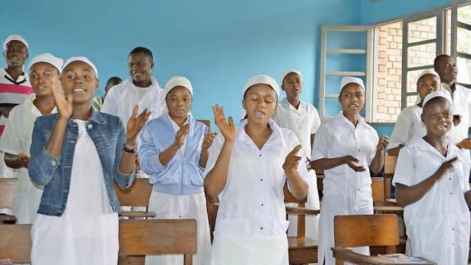 Die Schüler der Krankenpflegeschule, die am Krankenhaus angegliedert ist, begrüßten die Coburger Delegation mit Liedern .  Foto: Martin Lücke