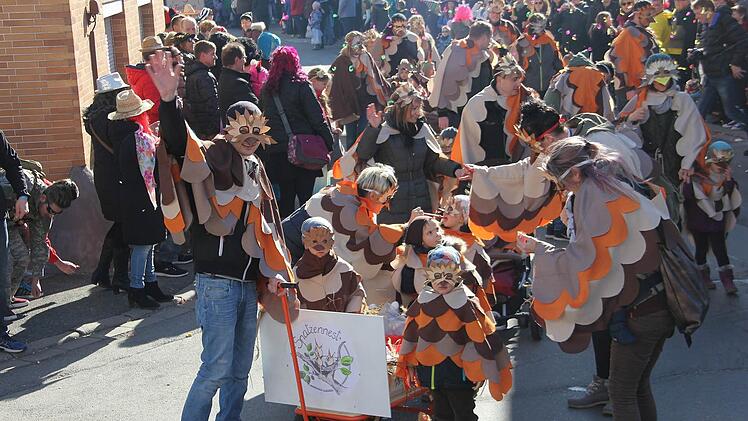 Die kleinen Spatzen vom "Spatzennest" sind zum Faschingsumzug flügge. Foto: Veronika Schadeck
