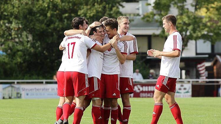 Die Memmelsdorfer hatten im zweiten Saisonabschnitt oft Grund zum Jubeln; von links zu erkennen sind Peter Koch, Jonas Hummel, Pascal Schneider, Nicolas Müller und Michael Wernsdörfer. Fotos: sportpress