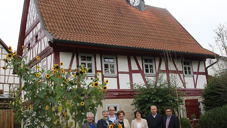 Die Verleihung der Eisernen Rose fand vor dem Gemeindehaus statt, das von der Familie Wiest saniert wurde (von links):  Claus Höcherich, Michael Busch, Ralph Wöhner, Christine Wiest, Christine Heider, Peter Wiest, und Rolf Rosenbauer Foto: Michael Stelzner