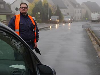Timo Querfurth musste aufpassen, dass im Film nicht plötzlich ein modernes Auto auftaucht. Er stoppte die Fahrzeuge beim Nordwaldmarkt, wenn gedreht wurde. Foto: Marco Meißner