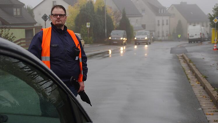 Timo Querfurth musste aufpassen, dass im Film nicht plötzlich ein modernes Auto auftaucht. Er stoppte die Fahrzeuge beim Nordwaldmarkt, wenn gedreht wurde. Foto: Marco Meißner