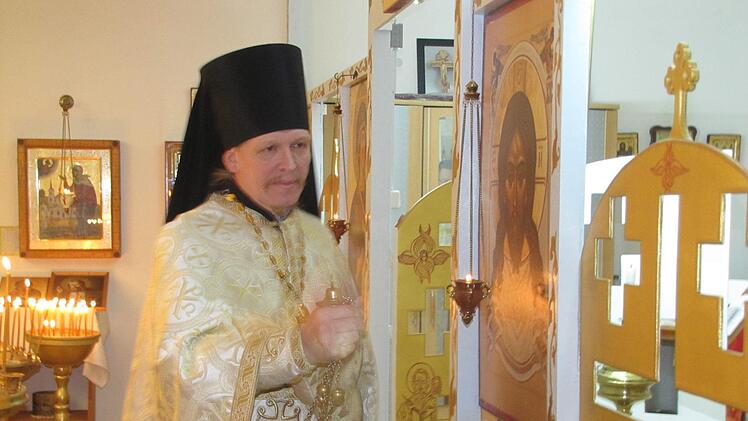Pater Leontij Eisemann beim Festgottesdienst zum orthodoxen  Weihnachtsfest in der Coburger Seraphimgemeinde. Foto: Martin Koch