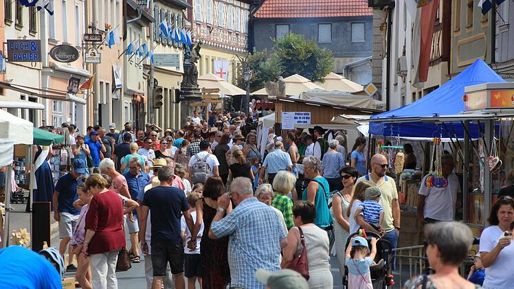 Die Straßen waren voll mit Besuchern.