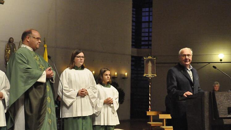 Wallfahrtsleiter Otmar Lutz konnte beim Dankgottesdienst, der von Pfarrer Gerd Greier gefeiert wurde, zahlreiche Wallfahrer aus den vielen Gemeinden des Werntales begrüßen. Im Hintergrund das Wallfahrtsbild, das bei den Wallfahrten vorausgetragen wird Fotos: . Peter Klopf