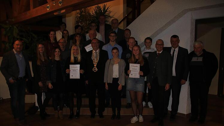 Alle vom Stadtrat Geehrten zusammen mit Bürgermeister Jürgen Kohmann (Mitte) Zweitem Bürgermeister Hans Josef Stich (Zweiter von rechts) und Landrat Christian Meißner (Dritter von rechts).