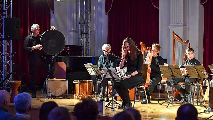Tanja Kinkel (Dritte von links) mit der Capella Antiqua Bambergensis in der Aula des Franz-Ludwig-Gymnasiums Foto: Ronald Rinklef
