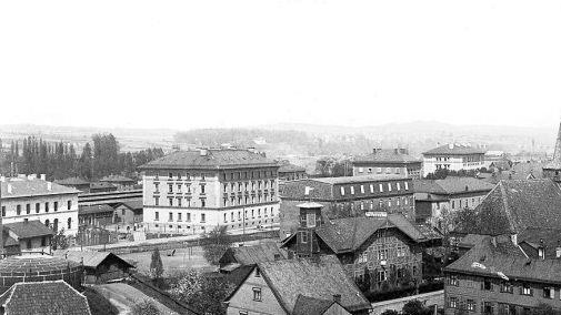 Die Bamberger Stra&szlig;e und das Bahnhofsviertel in Lichtenfels im Jahr 1897: links das Gaswerk, dahinter das Postamt, das noch im Rohbau ist Foto: Archiv