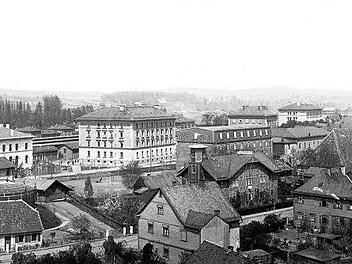 Die Bamberger Straße und das Bahnhofsviertel in Lichtenfels im Jahr 1897: links das Gaswerk, dahinter das Postamt, das noch im Rohbau ist Foto: Archiv