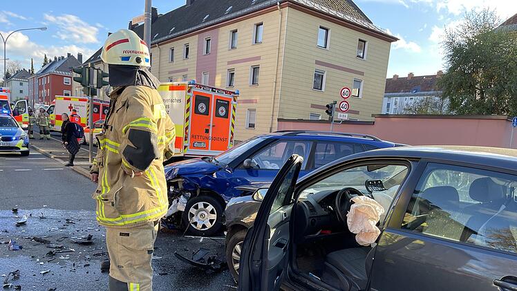 Verkehrsunfall im Berufsverkehr: Zwei Fahrzeuge auf Kreuzung kollidiert