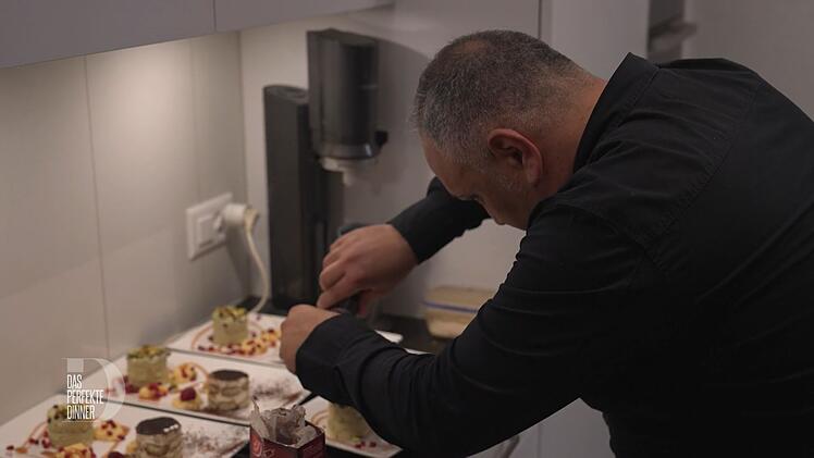 Beim Anrichten des Desserts verfällt Pasqualino plötzlich in Hektik.