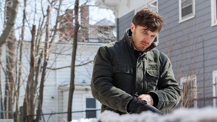Lee (Casey Affleck) arbeitet in Boston als Hausmeister - weit weg von allem.