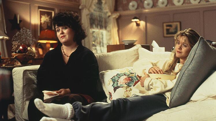 Kurz vor ihrer Hochzeit h&ouml;rt Annie (Meg Ryan, rechts) eine M&auml;nnerstimme im Radio, die sie nicht mehr losl&auml;sst.