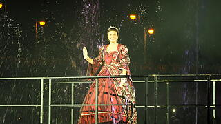 Eine Lichtshow mit Wasser, Feuer, Nebel und Musik im Rosengarten, die historische Persönlichkeiten ehrt. Eine Lichtshow mit Wasser, Feuer, Nebel und Musik im Rosengarten, die historische Persönlichkeiten ehrt.