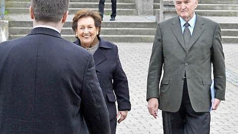 Helmuth Jungbauer und seine Frau Helga auf dem Weg ins Pfarrzentrum