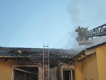 Die Bauweise des Hauses erschwerte die Löscharbeiten in Burgstall. Foto: Roland Meister