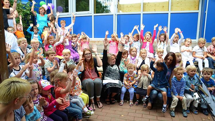 Die Kinder eröffnen die Einweihungsfeier für die neue Kinderkrippe mit einem Lied.